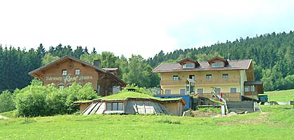 Unsere Berghüütten - Bärwurz-Resl-Hütte, Pröllerhütte und Erdhütte mit Blick zum Pröller